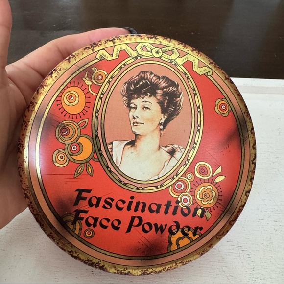 Beautiful Vintage Round Tin Fascination Face Powder Trinket Box Made in England - Picture 5 of 16